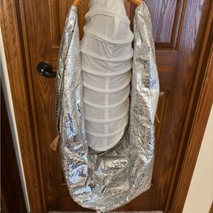 Pre-owned SR SQUARED BY Sondra Roberts Silver Metallic Faux Snakeskin Boho Bag